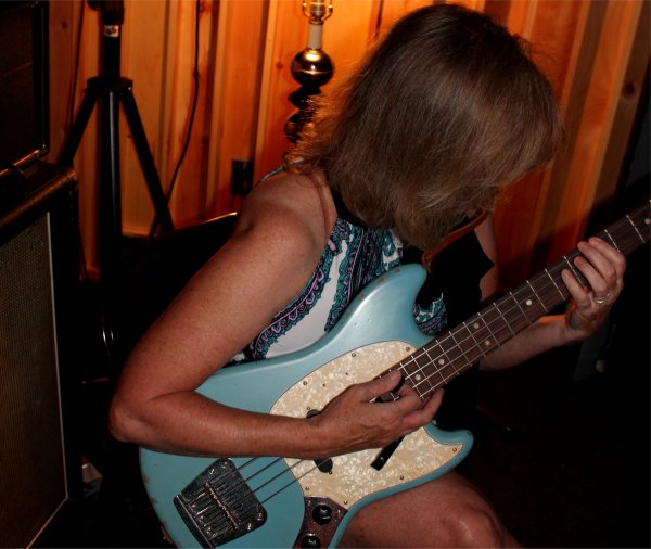 Sue avec sa nouvelle Mustang bass